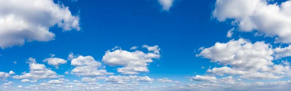 パノラマブルーの空と白い雲 青空に浮かぶふわふわの雲背景 — ストック写真