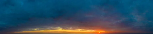 パノラマの日の出の空と雲の朝の背景画像 パノラマの空と雲 — ストック写真