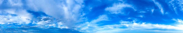 Голубое Небо Фоне Крошечных Облаков Панорама — стоковое фото