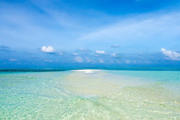 Linda Ilha Das Maldivas Tropicais Com Praia Mar Com Bangalôs — Fotografia de Stock