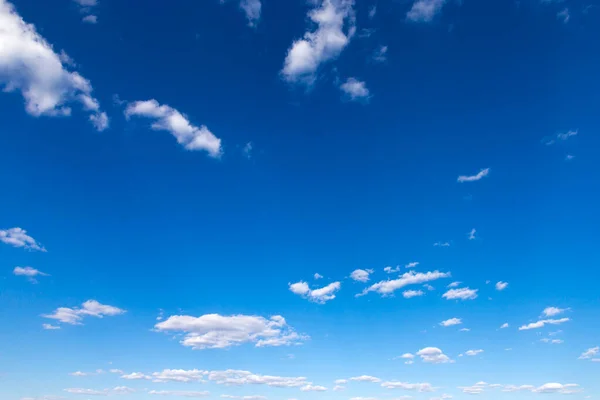 Kék Háttér Apró Felhők Bolyhos Felhők Égen Háttér Nyári — Stock Fotó