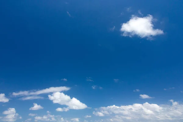 Blå Himmel Bakgrund Med Små Moln Moln Den Blå Himlen — Stockfoto