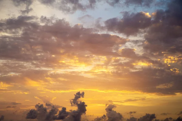 Cielo Colorido Atardecer Sobre Tranquila Superficie Del Mar —  Fotos de Stock