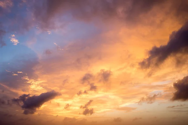 Cielo Colorido Atardecer Sobre Tranquila Superficie Del Mar — Foto de Stock
