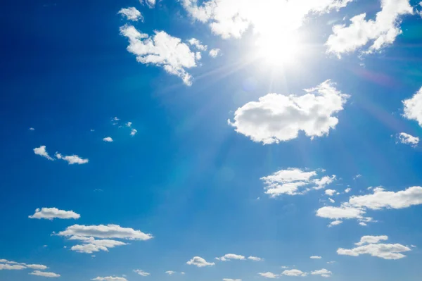 Fondo Cielo Azul Con Diminutas Nubes Nubes Esponjosas Cielo Fondo — Foto de Stock
