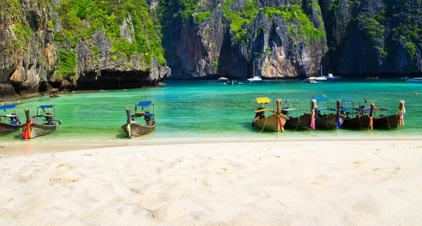 Plaża Maya Bay Wyspie Phi Phi Leh Tradycyjnymi Taksówkami Tajlandia — Zdjęcie stockowe