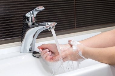 Corona virüsünü önlemek için ellerini yıkıyor. Koronavirüsü yaymayı bırak..