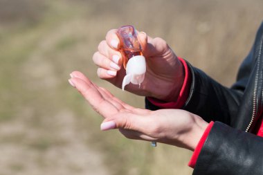 COVID 19 kadın eli yıkama jeli kullanıyor. El dezenfektanı jel pompası kullanan kadınların elleri..