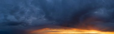  Gündoğumu gökyüzü arka planında güzel bir bulut. Gökyüzü afişleri. Renkli gökyüzünün doğal arka planı. 