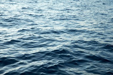 Güneş yansımalı mavi su