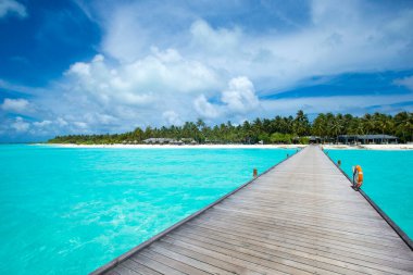 Mavi gökyüzünün altında tropikal deniz. Deniz manzarası.