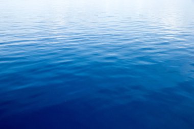 Güneş yansımalı mavi su