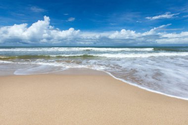 Beyaz kumlu sahili ve denizi olan tropik Maldivler adası