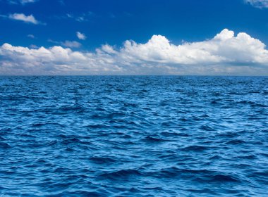 Mükemmel gökyüzü ve Hint okyanusunun suyu