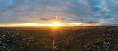 Gündoğumu gökyüzü arka planında güzel bir bulut. Gökyüzü afişleri. Renkli gökyüzünün doğal arka planı. 