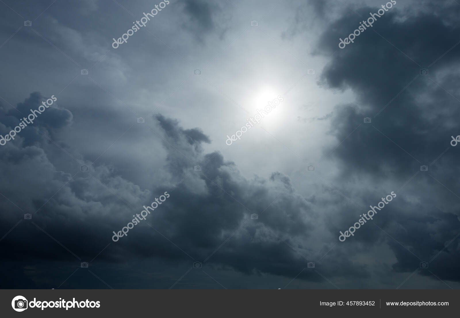 太陽の光で日没 雲と太陽と空 ストック写真 C Pakhnyushchyy