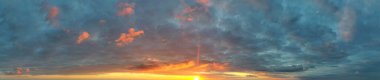  Gündoğumu gökyüzü arka planında güzel bir bulut. Gökyüzü afişleri. Renkli gökyüzünün doğal arka planı. 