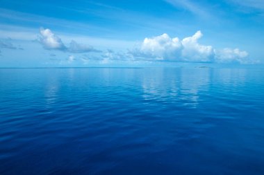 Mavi gökyüzünün altında tropikal deniz. Deniz manzarası.