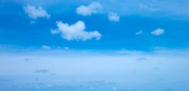 Küçük bulutlu mavi gökyüzü arkaplanı