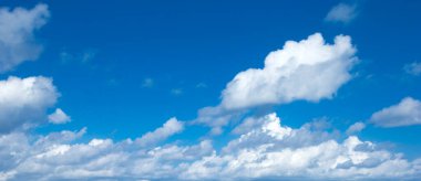 Küçük bulutlu mavi gökyüzü arkaplanı