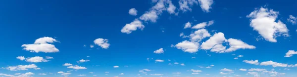 蓝天中的全景蓬松的云彩 晴天乌云密布 — 图库照片