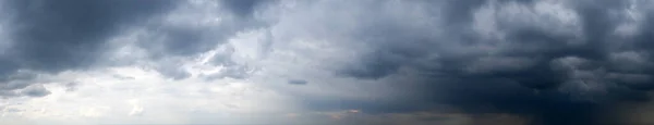 日の出の空の背景に美しい雲 空のバナーの背景 カラフルなパノラマの空の自然な背景 — ストック写真