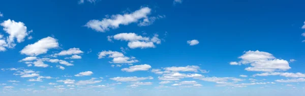 Mavi Gökyüzünde Panoramik Kabarık Bulut Gökyüzü Bulutlu Güneşli Bir Günde — Stok fotoğraf