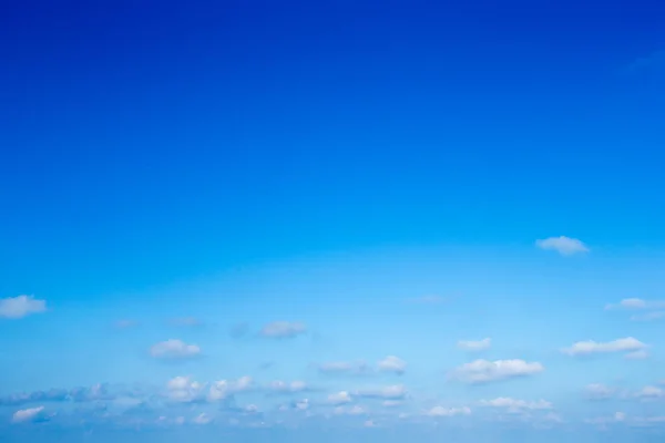 Kék Háttér Apró Felhők — Stock Fotó