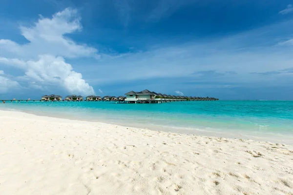 Prachtig Strand Met Wit Zand Oceaan Blauwe Lucht Met Wolken — Stockfoto