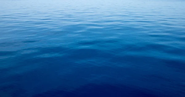 Blaues Wasser Mit Sonnenreflexen — Stockfoto