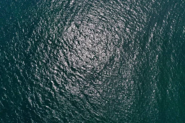 太陽の反射と青い水 — ストック写真