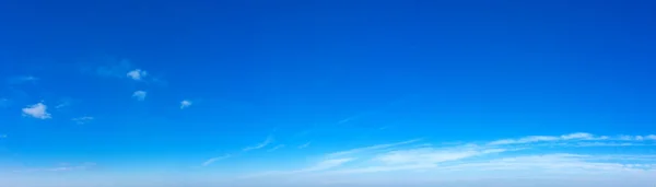 Blue Sky Achtergrond Met Kleine Wolken Panorama Achtergrond — Stockfoto