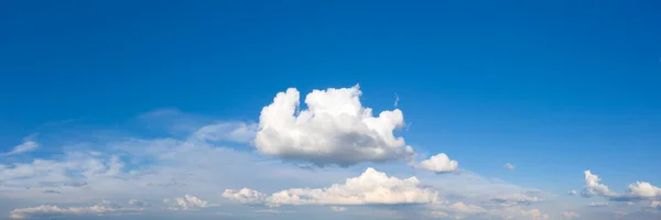 Panorama Céu Azul Nuvens Brancas Nuvem Fofa Fundo Céu Azul — Fotografia de Stock