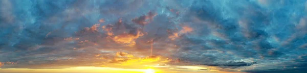 パノラマの空 日の出の空の背景に美しい雲 空のバナーの背景 — ストック写真