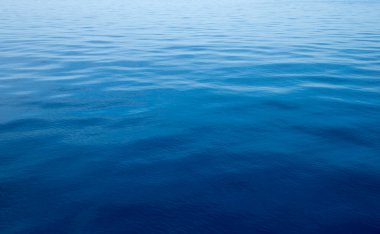 Güneş yansımalı mavi su