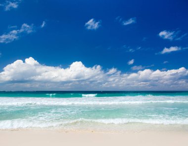 Plaj ve güzel tropikal deniz. Maldivler 'deki tropik plaj