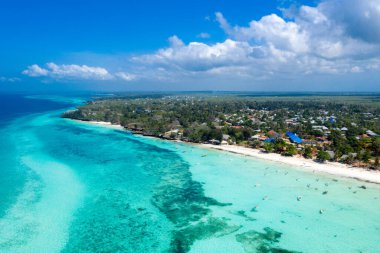 Tropikal Deniz. Zanzibar 'da şaşırtıcı kuş bakışı manzara