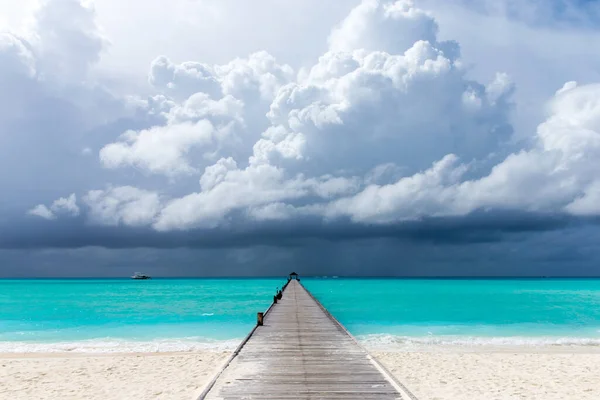 Mavi Gökyüzünün Altında Tropikal Deniz Deniz Manzarası — Stok fotoğraf