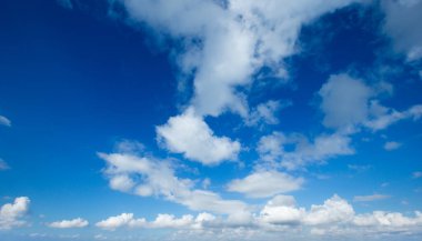 Küçük bulutlu mavi gökyüzü arkaplanı