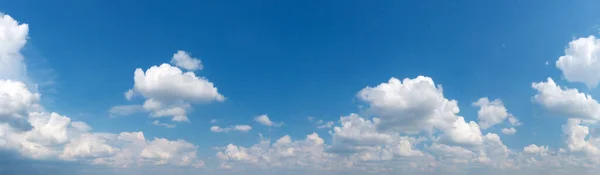 Blue Sky Sfondo Con Piccole Nuvole Sfondo Panoramico — Foto Stock