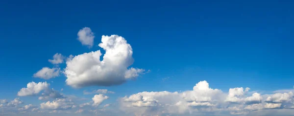 Fundo Céu Azul Com Pequenas Nuvens Panorama Fundo — Fotografia de Stock