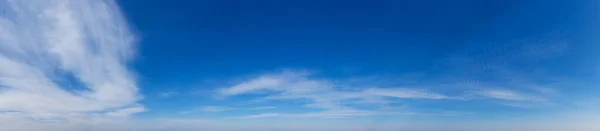 Fondo Blue Sky Con Pequeñas Nubes Fondo Panorámico — Foto de Stock