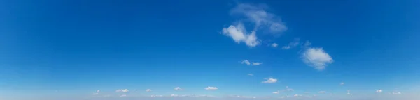 Blauer Himmel Hintergrund Mit Kleinen Wolken Panorama Hintergrund — Stockfoto