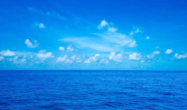 Blaue Sonnige Meerwasseroberfläche — Stockfoto