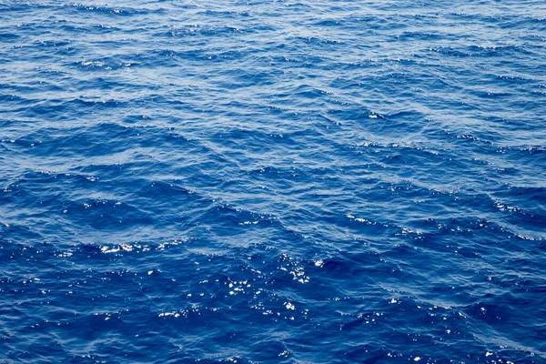 太陽の反射と青い水 海の背景 — ストック写真