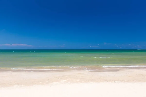 Ilha Maldivas Tropicais Com Praia Areia Branca Mar — Fotografia de Stock