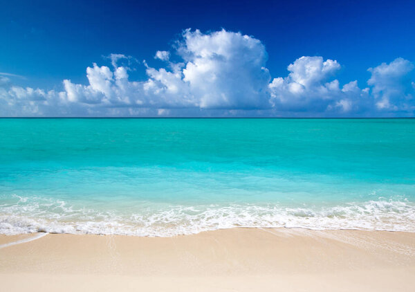 Красивый тропический Мальдивский остров с пляжем. 