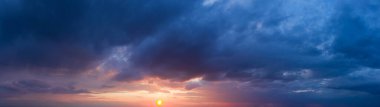  Panorama gökyüzü. Gündoğumu gökyüzü arka planında güzel bir bulut. Gökyüzü afişleri arkaplanı.