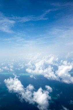 Beyaz bulutlu mavi gökyüzü