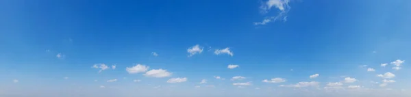 小さな雲と青空の背景 パノラマ背景 — ストック写真